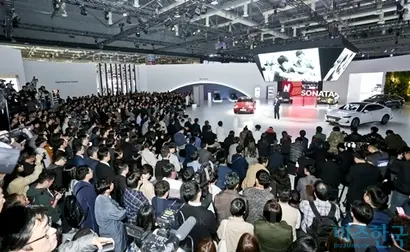 이상엽 현대자동차 디자이너 전무가 ‘신형 쏘나타 1.6 터보’에 대해 설명하고 있다(위). 현대자동차 미디어 브리핑에 수많은 기자들이 모여들었다(아래). 사진=고성준 기자