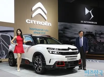 송승철 한불모터스 대표이사가 ‘뉴 C5 에어크로스 SUV’​ 앞에서 포즈를 취하고 있다. 사진=박정훈 기자