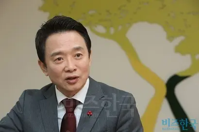 남경필 전 경기도 지사가 2017년 2월 여의도 경기도청 서울사무소에서 인터뷰를 하던 모습. 사진=박은숙 기자