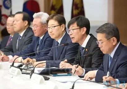 김상조 공정거래위원장, 김준동 대한상공회의소 상근부회장과 10대 그룹 전문경영인들이 대한상공회의소에서 정책간담회를 하는 모습으로 기사의 특정 내용과 관련없다. 사진=임준선 기자