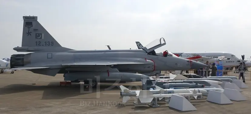 국내 언론에서 말레이시아 공군의 경전투기 사업의 다크호스로 주목 받는 JF-17 전투기는, 기체 가격은 싼 것으로 알려져 있지만 공동 개발국인 중국은 사용하지 않는 것으로 알려져 있다. 사진=김대영 제공