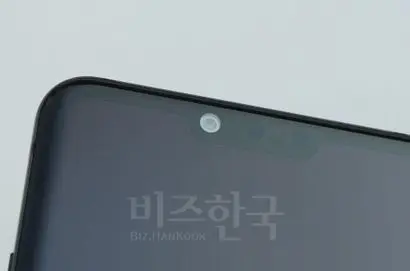 전면 카메라 옆쪽으로 두 개의 센서가 달려 있고 이 센서를 통해 정맥 인식과 에어모션을 지원한다. 전면에도 수화구를 없애서 돌출부분이 전혀 없다. 사진=김정철 제공