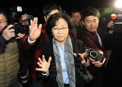 김은경 전 장관에 대한 구속영장기각에 대해서는 한국당이 영장전담판사가 임종석 전 비서실장과 같은 대학 출신이며 대법원이 수사가 진행 중에 ‘알박기’로 임명한 것이라며 반발했다. ‘환경부 블랙리스트 의혹 문건’으로 수사를 받고 있는 김은경 전 환경부 장관이 26일 새벽 서울 동부구치소를 나서고 있다. 사진=연합뉴스