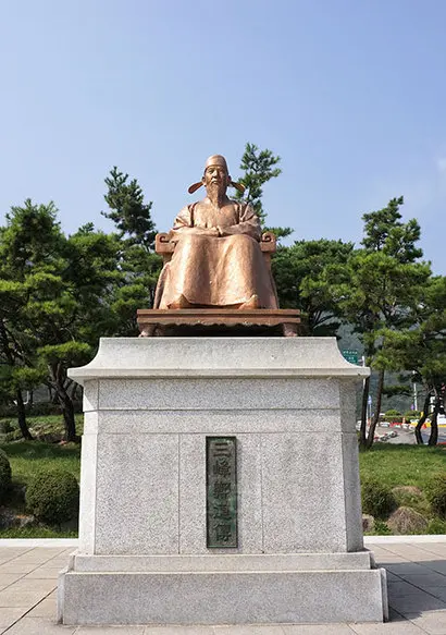 도담삼봉이 잘 보이는 강변에 있는 정도전의 동상. 그가 도담삼봉을 사랑해 호를 ‘삼봉’으로 지었다는 얘기는 근거가 빈약하다. 사진=구완회 제공