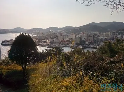 대중교통을 이용해 여행한다면 통영의 중심이라 할 수 있는 강구안과 중앙시장, 동피랑 벽화마을과 서피랑 등을 걸어서 둘러보는 것이 편하다. 강구안 인근 ‘남망산 조각공원’​. 사진=이송이 기자