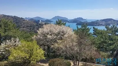 달아공원에서는 비진도, 만지도, 한산도 등 남해상에 한가롭게 둥둥 떠 있는 한려해상국립공원의 경치를 누릴 수 있다. 사진=이송이 기자