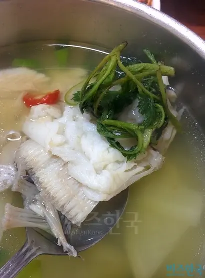 봄에 땅을 뚫고 나오는 어린 쑥과 살이 연한 봄도다리를 같이 넣고 맑게 끓여낸 ‘도다리쑥국’. 사진=이송이 기자