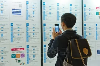 한 취업박람회에 참석한 구직자가 채용 게시판을 확인하는 모습으로 기사의 특정 내용과 관련없다. 사진=최준필 기자