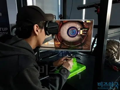 헬스케어 스타트업들은 주 이용자인 의사와 환자의 고민이 무엇인지를 파악하는 데 집중한다고 밝혔다. ‘서지컬마인드’가 개발한 VR 기반의 백내장 수술 훈련 시뮬레이터. 사진=김명선 기자