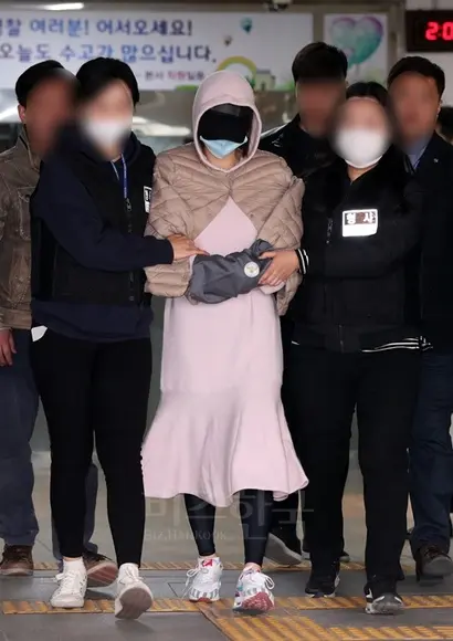 필로폰 등 마약을 투약한 혐의를 받는 남양유업 창업주의 외손녀 황하나 씨가 지난 6일 오후 구속 전 피의자 심문(영장실질심사)을 위해 경기도 수원시 수원남부경찰서를 나서고 있다. 사진=연합뉴스