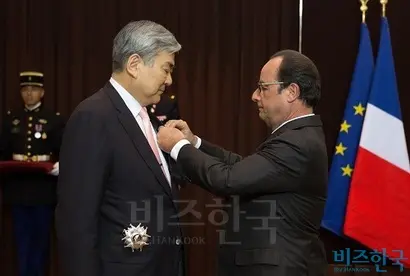 고 조양호 한진그룹 회장이 2015년 11월 프랑스 정부로부터 레종도뇌르 코망되르를 수훈하고 있다. 사진=대한항공 제공