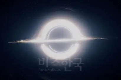 크리스토퍼 놀란 감독이 물리학자 킵 손의 자문을 받아 영화 ‘인터스텔라’에서 묘사한 블랙홀 역시 ‘중력 렌즈 효과’를 고려해 탄생한, ‘영화 역사상 가장 신경 쓴’ 초거대질량 블랙홀의 모습이다.[4]