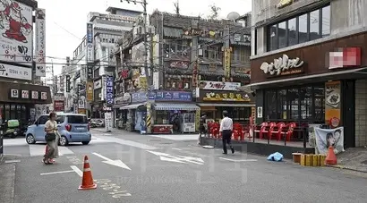 2017년 자영업 폐업률은 87.9%로 전년 대비 10.2% 증가했고, 음식점 폐업률은 92%로 나타났다. 서울 송파구 거리에 몰려있는 프랜차이즈 치킨 전문점의 모습으로 기사의 특정 내용과 관련없다. 사진=고성준 기자