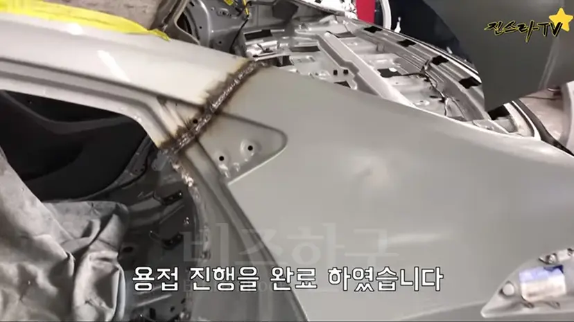 아반떼 MD 좌측 뒤쪽 펜더 교환을 위해 잘라낸 뒤 새 부품을 붙이고 용접한 모습. 사진=유튜브 진스타 채널 캡처