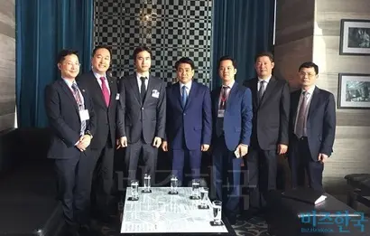 왼쪽에서 세 번째 김익환 한세실업 대표가 왼쪽에서 네 번째 응웬 득 중 베트남 하노이 인민위원장과 만나 투자 논의 이후 기념 촬영을 하고 있다. 사진=한세실업 제공