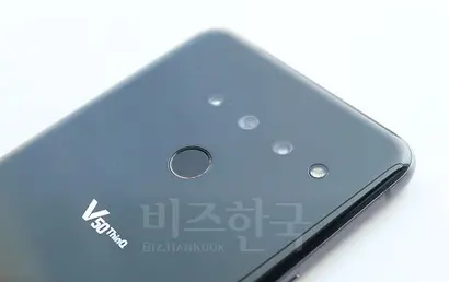 카메라는 언더글래스 디자인으로 돌출 부위가 없다. 뒷면이 아주 매끄럽다. 사진=김정철 제공
