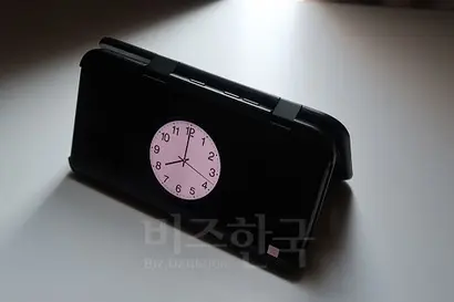 콘텐츠 감상 시에는 거치대처럼 세워놓고 감상할 수도 있다. 외부보다는 집에서 쓰기 좋은 액세서리 개념이다. 사진=김정철 제공