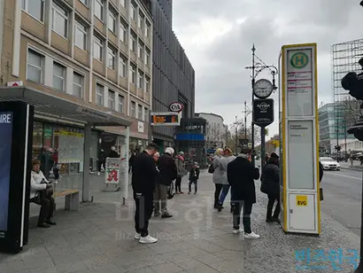 한 정류장에서 사람들이 버스를 기다리고 있다. 버스 등이 운행하지 않아 불편을 겪는 상황에서도 시민들은 불평이나 비난보다는 그들의 입장을 이해하며 불편을 감수한다. 사진=박진영 제공