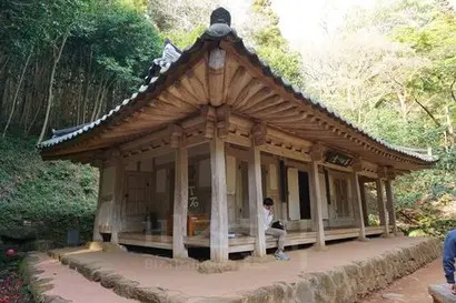 만덕산 자락의 다산초당은 다산이 10여 년을 머물며 차를 마시고 제자를 길러내고 수백 권의 저작을 써낸 곳이다. 사진=구완회 제공​