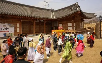 강진군에서는 사의재 일대를 조선시대 저잣거리로 꾸미고 주말마다 ‘조만간(조선을 만나는 시간) 프로젝트’를 운영한다. 조만간 프로젝트의 백미는 하루 세 번 펼쳐지는 마당극이다. 사진=구완회 제공​