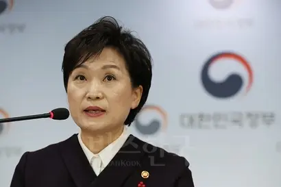 김현미 국토교통부 장관은 3월 21일 경제 분야 대정부질문에서 “감정평가금액을 기준으로 한 10년 공공임대주택 분양 전환은 위헌 여지가 없다”고 말했다. 2018년 12월 19일 서울 종로구 정부서울청사 브리핑룸에서 2차 수도권 주택공급 계획 및 수도권 광역교통망 개선방안을 발표하는 모습. 사진=임준선 기자