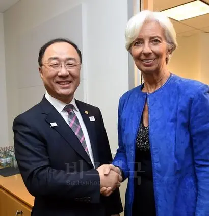 IMF/WB 춘계회의 참석차 미국 워싱턴을 방문 중인 홍남기 부총리가 IMF에서 크리스틴 라가르드 IMF 총재와 면담에 앞서 악수하며 기념사진을 찍고 있다. 사진=기획재정부 제공