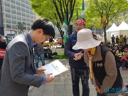 남경남 전국철거민연합 의장(왼쪽)과 고(故) 박준경 씨의 어머니 박천희 씨가 서울시장 비서실 관계자에게 입장문을 전달하는 모습. 사진=차형조 기자