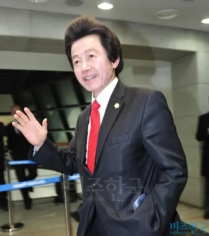 허경영 전 민주공화당 총재가 처음 법인을 설립했는데, ‘사업목적’이 그의 발언만큼 황당하다. 2015년 11월 고 김영삼 전 대통령의 빈소를 찾은 허경영 전 총재의 모습. 사진=이종현 기자