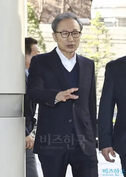 지난 3월 13일 항소심 재판을 받기 위해 서울고등법원에 출석한 이명박 전 대통령. 사진=고성준 기자