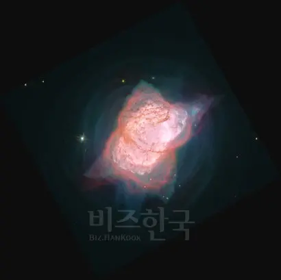 약 600년 전부터 팽창하기 시작한 것으로 추정되는 행성상 성운 NGC 7027의 모습. 천문학적으로 보면, 이번 밀레니아에 폭발한 굉장히 ‘어린’ 행성상 성운이다. 성운의 중심에 밝게 빛나는 하얀 천체가 폭발한 별의 잔해인 백색왜성이다. 사진=NASA/ESA/Hubble Processing: Judy Schmidt
