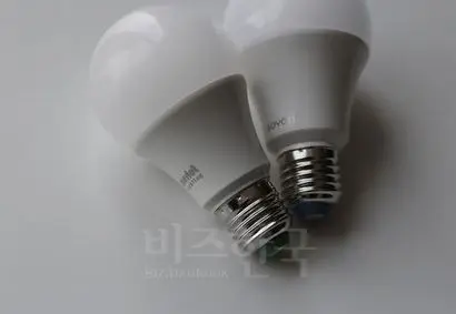 소요리 IoT 허브전구는 색상을 1만 6000가지 조절할 수 있는 전구와 화이트, 옐로 두 가지로 조절할 수 있는 전구, 두 가지가 있다. 사진=김정철 제공