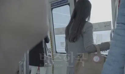 임산부 배지가 무용지물이라는 의견이 분분하다. 대중교통 이용 승객이 스마트폰만 보느라 배지를 보지 않기 때문이다. 사진=부산시 유튜브
