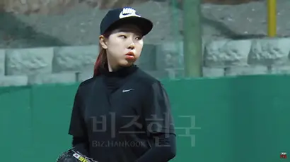 프로동네야구 PDB에 최근 게재된 ‘최연소 여자야구 국대 투수가 사회인야구에 출전하면?’이라는 영상은 5일 만에 조회수 245만 회를 기록했다. 사진=유튜브 프로동네야구 PDB 화면 캡처