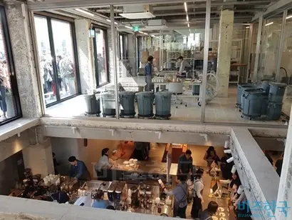 1층엔 원두를 볶는 로스터리와 바리스타 교육 및 시음회가 가능한 트레이닝랩이, 지하에는 손님이 커피를 주문해 마시는 공간이 마련됐다. 사진=차형조 기자