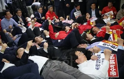 4월 임시국회 당시 자유한국당 의원들이 정무위원회 앞에서 구호를 외치는 모습. 사진=연합뉴스