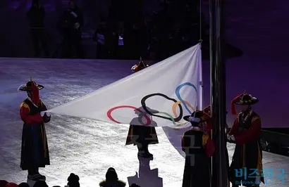 평창동계올림픽조직위원회(조직위)가 8억 원에 달하는 공사 대금을 올림픽이 끝난지 1년이 넘은 시점에서도 지급하지 않아 논란이다. 강원도 평창 메인스타디움에서 열린 2018 평창올림픽 폐회식에서 올림픽기가 내려지고 있다. 사진=2018평창사진공동취재단