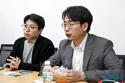 서울대학교 연구실창업 벤처기업 ‘큐리오칩스’는 동물실험을 하지 않아도 약물의 반응을 평가할 수 있는 인체장기칩을 개발했다. 큐리오칩스의 김지호 선임연구원(왼쪽)과 이병준 수석연구원. 사진=고성준 기자