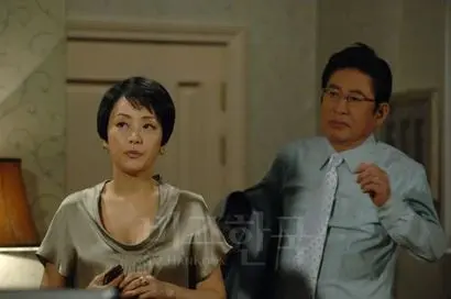 영미의 시어머니인 고은아 역을 연기한 장미희는 “미세스 문~”​이라는 대사와 함께 독특한 스타일로 화제를 모았다. 한자와는 다르게 부잣집에 태어나 귀족처럼 자란 고은아는 가족 모두가 자신을 떠받들어주길 바라는 어린애 같은 엄마를 보여주었다. 사진=KBS 홈페이지