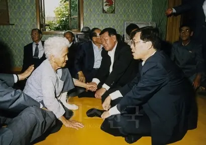 정주영 명예회장이 1998년 6월 북한에 있는 강원도 통천군 노상리에 방문해 친척들과 담소를 나눴다. 사진=연합뉴스