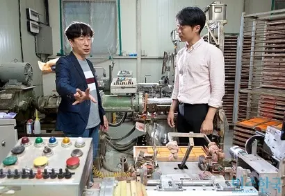 생산 기계에 대해 설명하는 신형석 대표. 신 대표는 하고로모 분필을 한 번 쓰면 다른 분필을 쓰지 못한다고 말하면서 자부심을 드러냈다. 사진=임준선 기자