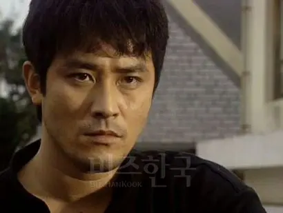 아버지가 ​빨치산이었다는 이유로 육사행이 좌절된 태수는 운명적으로 조직폭력배의 길을 걷게 된다. 나름 의리가 있는 주먹패 건달이고자 했으나 광주에서의 기억과 삼청교육대의 경험으로 힘 있는 사람이 되고자 안기부 장도식 부장의 뒷배로 거물로 성장하게 된다. 사진=드라마 캡처