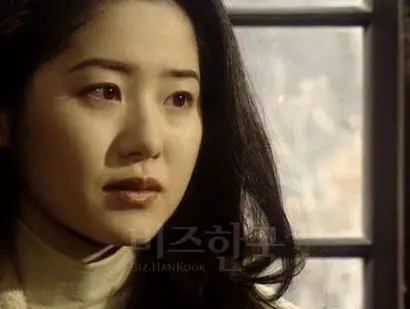 부잣집 딸로 곱게 자라 곱게 지낼 수 있었던 혜린 또한 운동권 활동을 하며 겪은 일련의 사건들로 인생의 경로가 달라진다. 태수를 사랑하게 되고, 아버지의 뒤를 이으며 아버지와 달리 정치자금을 받는 윗선들을 ‘자릿세 받는 양아치’​에 비유하며 독자 노선을 걷는다. 이미 ‘​엄마의 바다’​ 등으로 스타였던 고현정은 이 작품 이후 결혼과 은퇴를 하며 극적인 스포트라이트를 받았었다. 사진=드라마 캡처