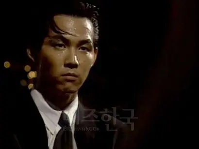 언제나 혜린 뒤에서 묵묵히 지켜주는 보디가드 백재희 역을 맡은 이정재는 당시 신인이었으나 이 작품으로 대형스타로 거듭난다. 부족한 연기로 대사가 최대한 절제되었으나 그것이 오히려 인기 요인이 되었다. 당시 검도의 달인이던 백재희를 닮고픈 사람들로 인해 전국의 검도장이 붐볐다고. 사진=드라마 캡처