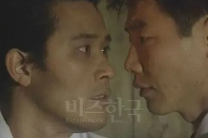 그 유명한 명대사 “나, 떨고 있냐”​의 장면. 사형 집행을 앞둔 태수와 사형을 구형했던 검사 우석의 극명한 처지가 대비된다. 비록 우석은 실질적 범죄자였던 강동환 실장 등의 세력을 제대로 치죄하는 것엔 실패하지만 그다음을 기약하는 것으로 끝을 맺는다. 사진=드라마 캡처