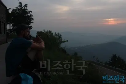 일몰 시간이 되면 대부분 순례자가 돌담에 걸터앉아 해가 산 능선 아래로 떨어지는 걸 바라본다. 사진=박현광 기자