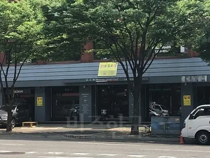 중소업체는 비싼 임대료 부담에 논현 가구거리를 떠나는 실정이다. 임대 안내가 붙은 논현 가구거리의 한 가구 매장. 사진=박해나 기자