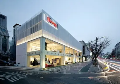 논현역에서 학동역까지의 메인 거리에는 국내외 유명 브랜드 대형 쇼룸이 밀집돼 있다. 일룸 논현점의 모습. 사진=일룸 제공
