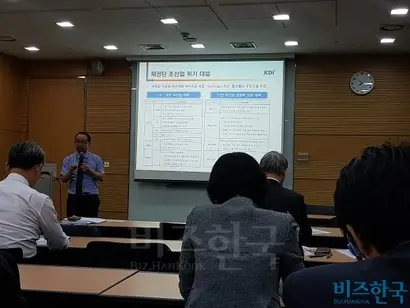 발표 중인 구자현 KDI 연구위원. 구자현 연구위원은 지난 22일 공정거래실천모임과 한국공정거래학회 주관으로 진행된 토론회에서 ‘우리나라 조선산업 현황 및 발전 과제’라는 주제로 발표하며 ‘대우조선해양 주인 찾기’의 필요성을 시사했다. 사진=박현광 기자