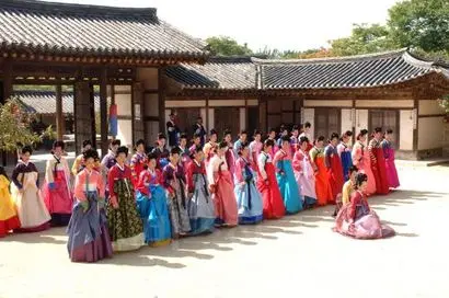기생을 일컬어 흔히 누구나 꺾을 수 있는 꽃이란 뜻의 노류장화라 부르고, 말을 알아듣는 꽃이라 하여 해어화라 부른다. 재능이 있으면 천민인 기생이어도 이름을 드높일 수 있지만 동시에 천민인 기생이기에 교방이라는 작은 세상 안에 갇혀 있을 수밖에 없음도 ‘황진이’는 보여준다. 사진=KBS 홈페이지