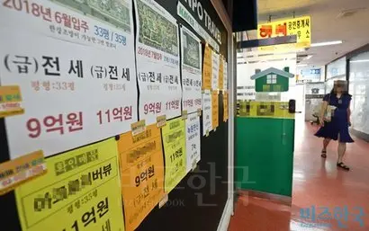 부동산 업계 관계자는 “일단 정부의 수요 억제 정책이 시장을 틀어막고 있는데, 정부의 정책 변화나 시장 수요가 한계를 넘으면 시장 분위기도 바뀔 것”이라고 내다봤다. 강남의 한 부동산 중개업소 전경으로 기사의 특정 내용과 관련없다. 사진=고성준 기자